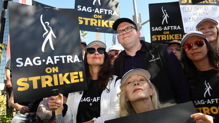 Decenas de miles de actores de Hollywood se declararon en huelga