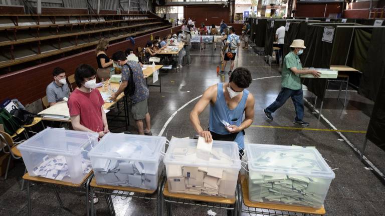 Chile comienza conteo de una decisiva elección con retraso en algunas mesas