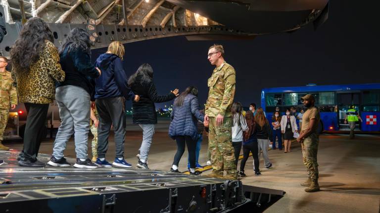 ¿Quiénes pueden acceder a los bonos mensuales de 470 dólares para migrantes deportados de Estados Unidos?