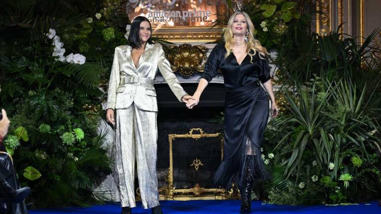 Las actrices colombianas Natalia Ramirez y Lorna Cepeda desfilan en la pasarela Colección Hugo Lombardi, en honor al personaje de la serie Yo soy Betty, la fea, se trató de desfile de Amazon Prime, al margen de la Semana de la Moda de París.