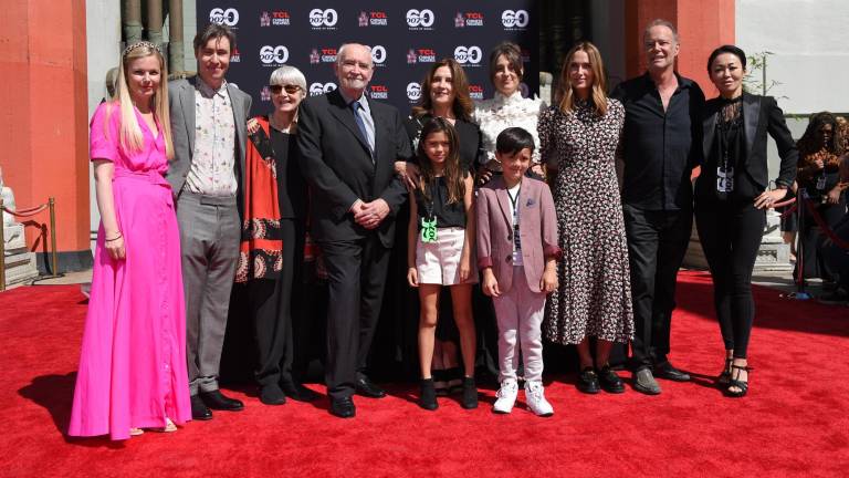 Productores de James Bond, Michael Wilson (4to I) y Barbara Broccoli (C) posan junto a sus familias luego de la ceremonia en el Teatro Chino de Hollywood en la que colocaron las huellas de sus manos y pies, por los 60 años del Agente 007.