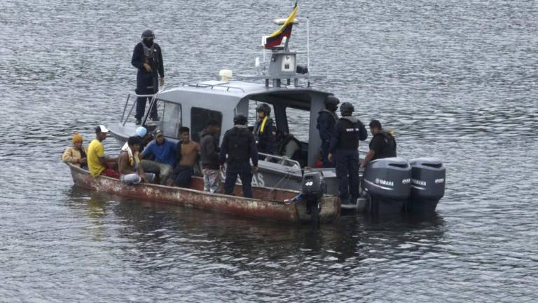 Narcos y extorsionistas aterrorizan a pescadores de Ecuador: hay lanchas en las que salen hombres hasta con fusiles