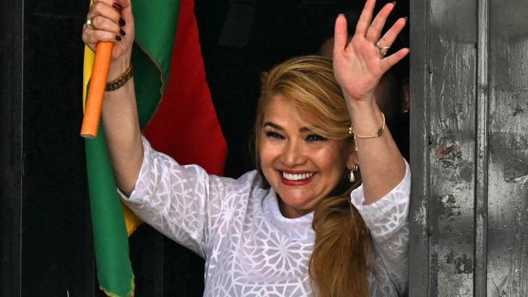 La expresidenta de Bolivia, Jeanine Áñez, saluda al ser liberada de la prisión de mujeres de Miraflores en La Paz, este 6 de noviembre de 2025.