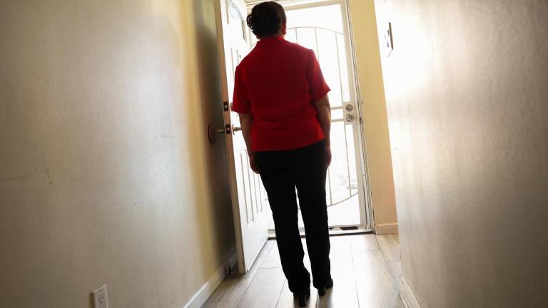 El miedo a las redadas obliga a migrantes en Los Ángeles a confinarse en sus hogares