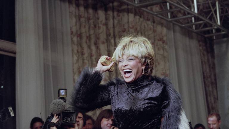 La cantante Tina Turner presentando su single GoldenEye para la película de James Bond, en Paris, el 22 de noviembre de 1995. La estrella del rock estadounidense falleció hoy a los 83 años.