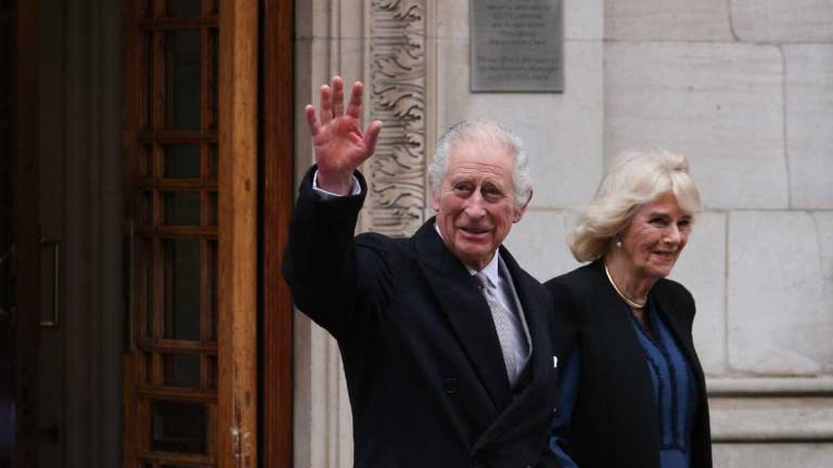 El rey Carlos III de Gran Bretaña (izq.) saluda al salir, con la reina Camilla de Gran Bretaña, de la Clínica de Londres, en Londres, el 29 de enero de 2024.