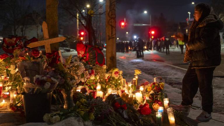 ¿Asesinato o defensa propia? Multitud llora a mujer muerta a tiros en Mineápolis por ICE durante redada migratoria