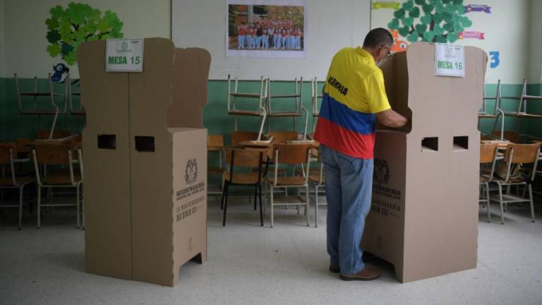 Un hombre vota en las elecciones presidenciales en Bucaramanga.