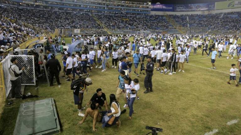 Luto en El Salvador: al menos 12 muertos y 100 heridos tras estampida en un estadio de fútbol