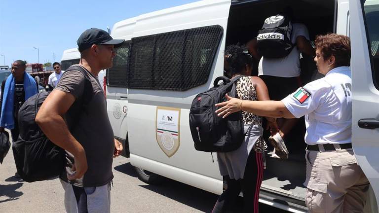 Policías hallan a 41 migrantes hacinados en una casa y un hotel en México: habían ecuatorianos