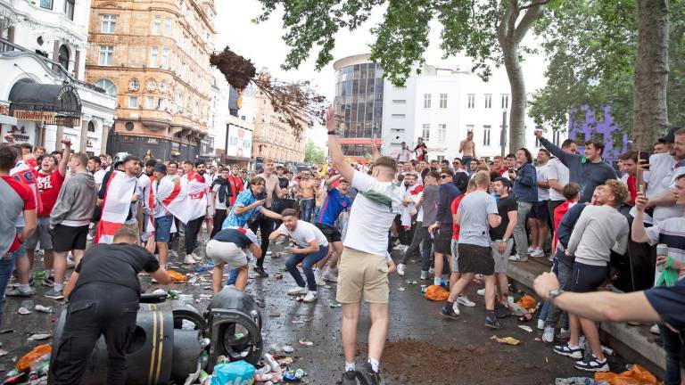 Hinchas ingleses protagonizaron violentos disturbios en la final de la Eurocopa
