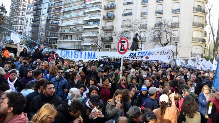 Polémica instalación de vallado en vivienda de Cristina Fernández provoca disturbios