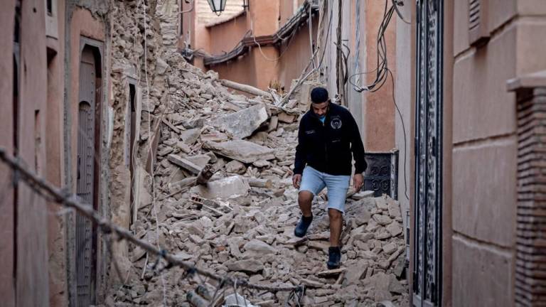 FOTO: Antes de huir del terremoto en Marruecos, hombre salva un objeto que ya es viral en redes sociales