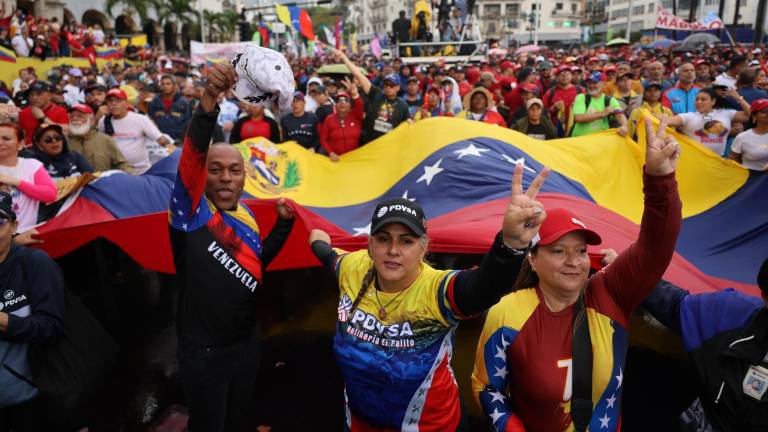 Personas sostienen una bandera durante una manifestación en Caracas (Venezuela).