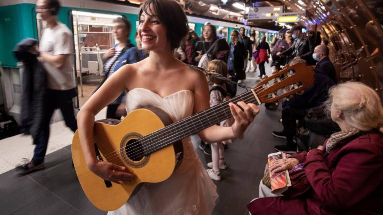 Música para los oídos en el ruidoso metro de París