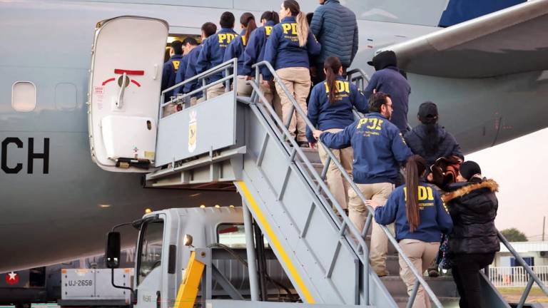 Gobierno de Kast expulsa a cuatro ecuatorianos en primer vuelo de deportación
