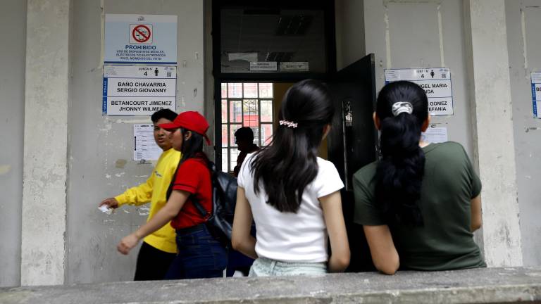 Fotografía referencial de un centro de votación, durante las votaciones por el Referéndum y Consulta Popular de noviembre del 2025.