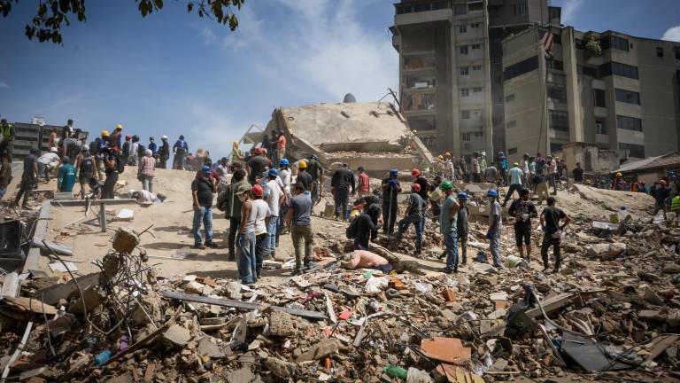 Desesperada búsqueda de supervivientes en Venezuela tras terremoto que deja cerca de 200 muertos