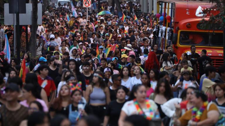 Personas dentro de la marcha LGBTI, en las calles del Centro de Guayaquil.