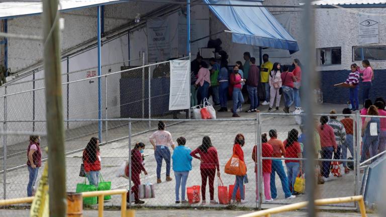 Familiares de reos hacen fila para ingresar al Centro Penitenciario de Puebla, el 20 de enero.