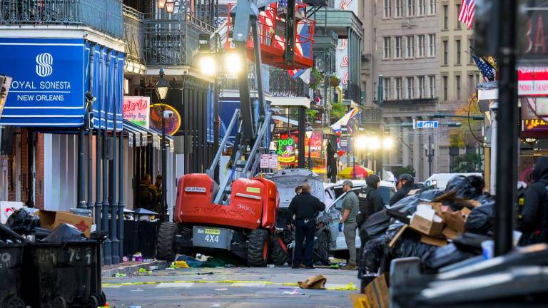 Imágenes de la Policía local junto con los agentes del FBI para las investigaciones del atropellamiento intencionado en pleno centro de Nueva Orleans, Estados Unidos.
