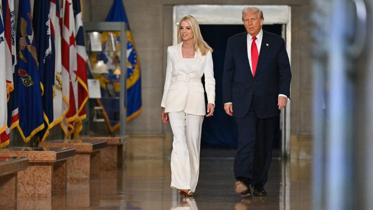 El presidente de Estados Unidos, Donald Trump, y la fiscal general, Pam Bondi, llegan para hablar en el Departamento de Justicia en Washington, DC, el 14 de marzo de 2025.