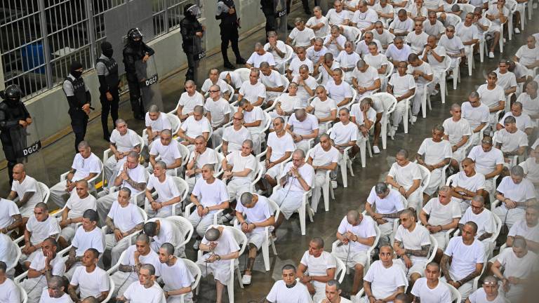 Pandilleros oyen el recuento de sus crímenes dentro de la megacárcel de El Salvador