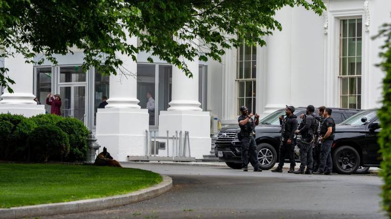 Casa Blanca en confinamiento luego de reportes de disparos