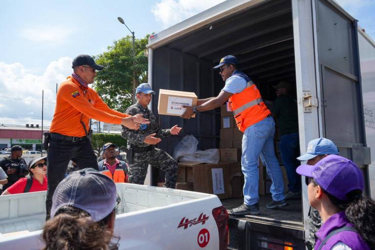 $!Personal de Gestión de Riesgos y otras entidades coordinan la entrega de kits de ayuda.