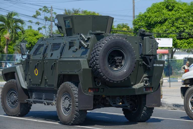 $!Militares ecuatorianos custodian las inmediaciones del hospital Naval, donde se encontraba el exvicepresidente Jorge Glas este martes, en Guayaquil por una descompensación que sufrió días después de ser detenido en la Embajada de México.