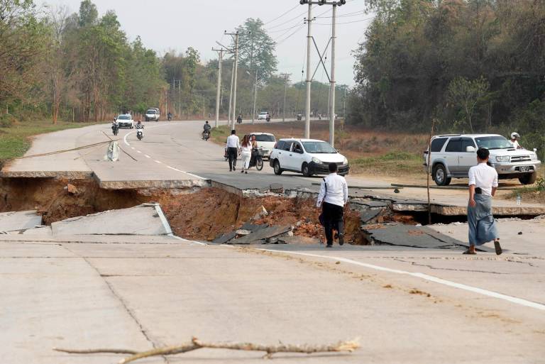 $!La gente observa una carretera dañada tras un terremoto en Naypyidaw, Myanmar, el 28 de marzo de 2025.