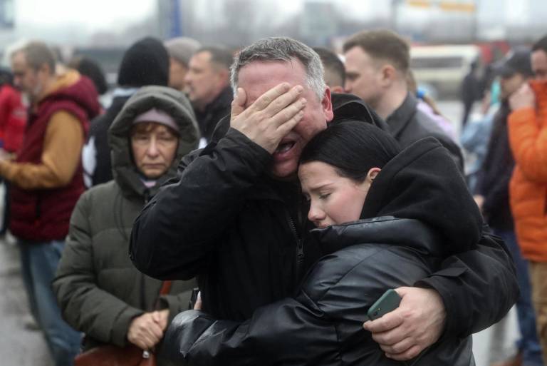 $!La gente está de luto en la sala de conciertos Crocus City Hall tras un ataque terrorista en Krasnogorsk, en las afueras de Moscú, Rusia, el 23 de marzo de 2024.