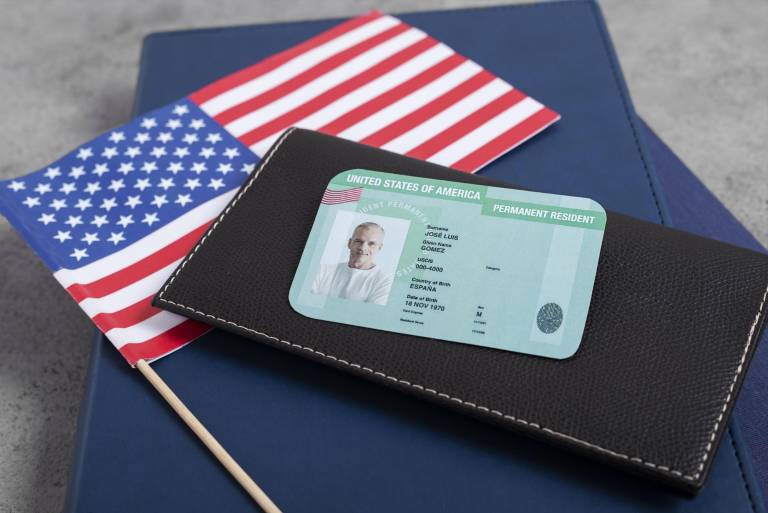 $!La Green Card puede perderse si las autoridades determinan que el residente ha abandonado sus vínculos con Estados Unidos. (Foto: Freepik.)
