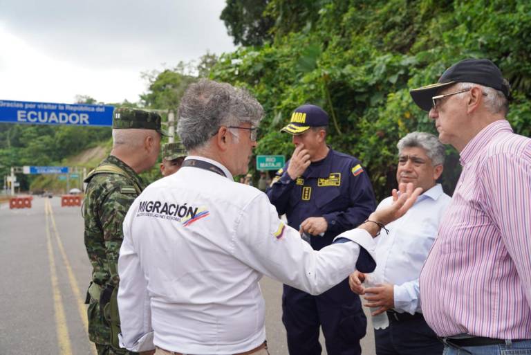 $!Fotografía cedida por el Ministerio de Defensa de Colombia donde se observa al ministro de defensa Iván Velásquez (d) durante un recorrido en el puesto fronterizo con Ecuador de Mataje (Colombia).