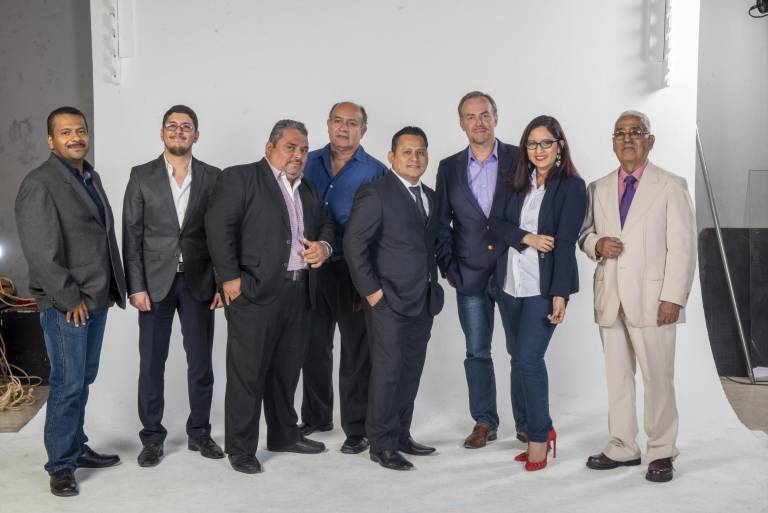 $!Guillermo con el Staff de Revista Estadio antes de recibir el premio Hall Of Fame en el 2017.