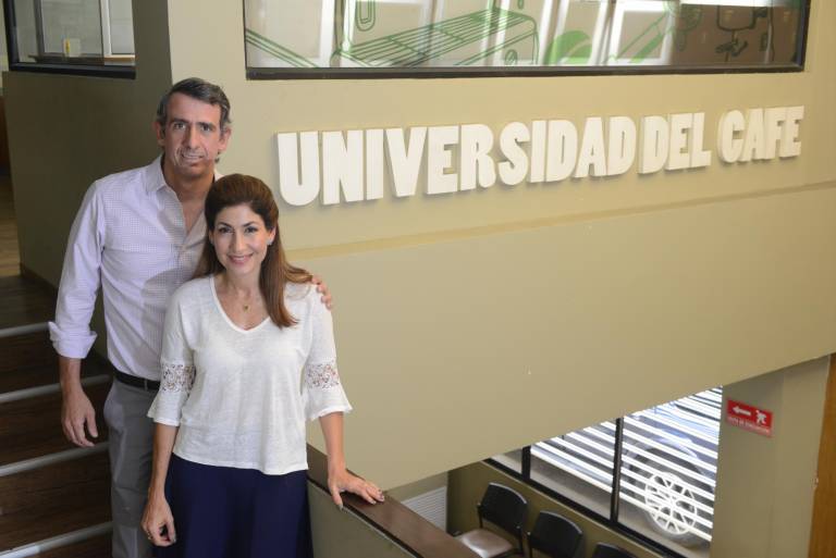 $!Soledad y Richard en la Universidad del Café.