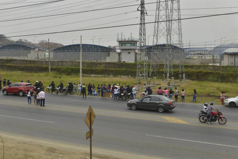 $!Familiares esperan en los exteriores de la cárcel para saber noticias de sus parientes.