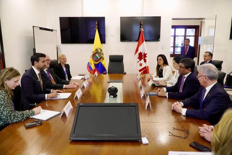 $!Fotografía de la mesa de negociaciones entre ambos países.