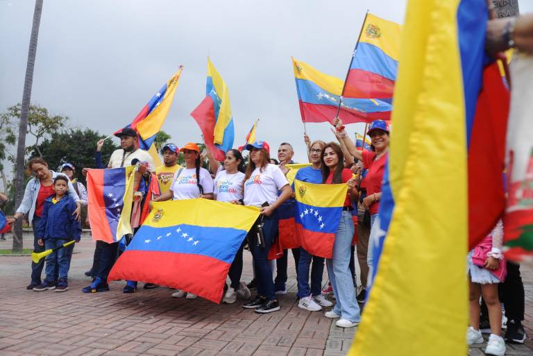 $!Ciudadanos venezolanos reunidos en la explanada del Centro Cívico, en enero de este año.