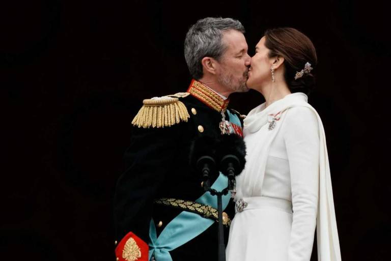 $!El rey Federico X y la reina María se besan en el balcón tras la proclamación de Federico como nuevo rey de Dinamarca, este domingo en la plaza del Palacio de Christiansborg en Copenhague.