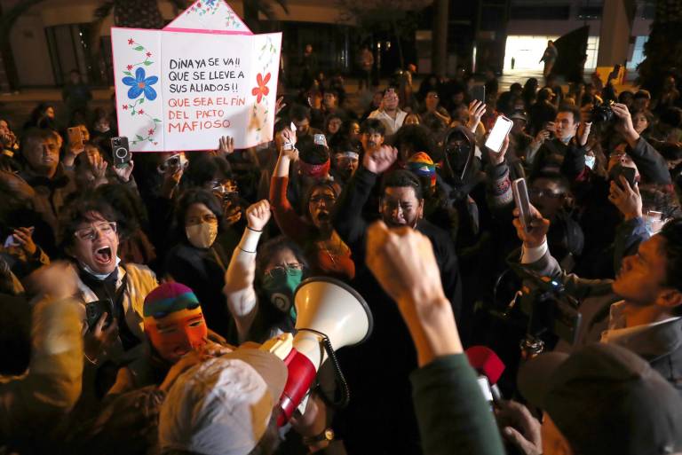 $!Personas celebran a las afueras de la Embajada de Ecuador este jueves, en Lima.