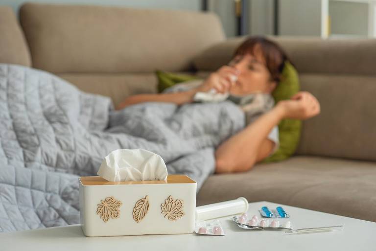 $!Mujer enferma estornudando con síntomas de influenza o gripe.