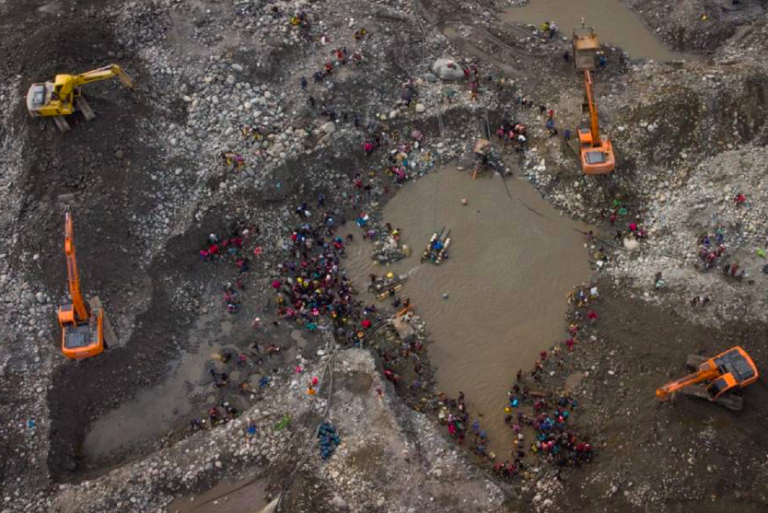 $!Imágenes de la minería ilegal en Yutzupino. Foto: Cortesía.