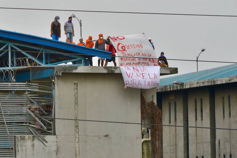 $!Los reos subieron a los techos con carteles.