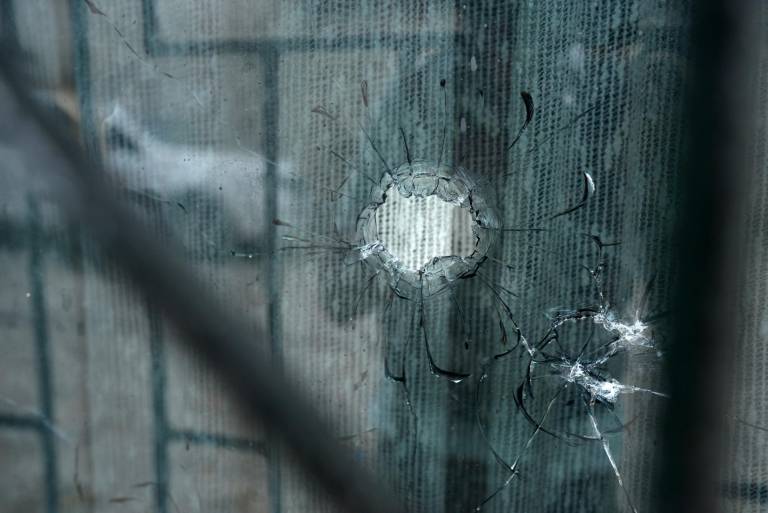$!Se ve un agujero de bala en la ventana de una casa donde cuatro niños fueron asesinados por hombres armados en Guayaquil, Ecuador, el 11 de diciembre de 2023.