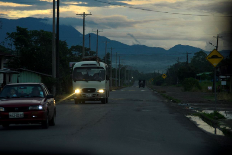$!La vía Auca, que conecta la ciudad de El Coca, en la provincia de Orellana, con los bloques petroleros y las comunidades waoranis, fue construida hace 50 años.