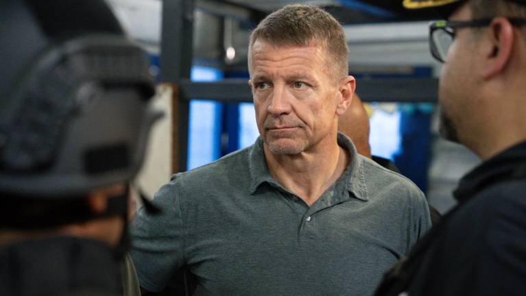 Erik Prince acude al Puerto de Guayaquil junto al Bloque de Seguridad para verificar protocolos de seguridad