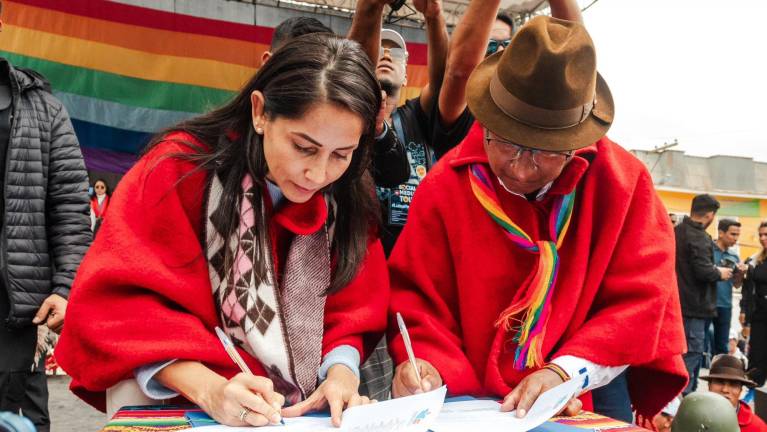 Luisa González sella pacto con Pachakutik para la segunda vuelta: una parte del movimiento indígena rechaza el acuerdo