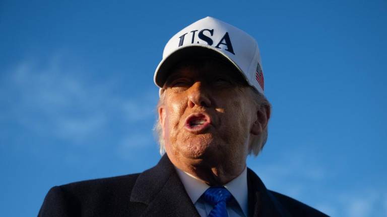 El presidente de Estados Unidos, Donald Trump, habla con periodistas antes de abordar el Air Force One.