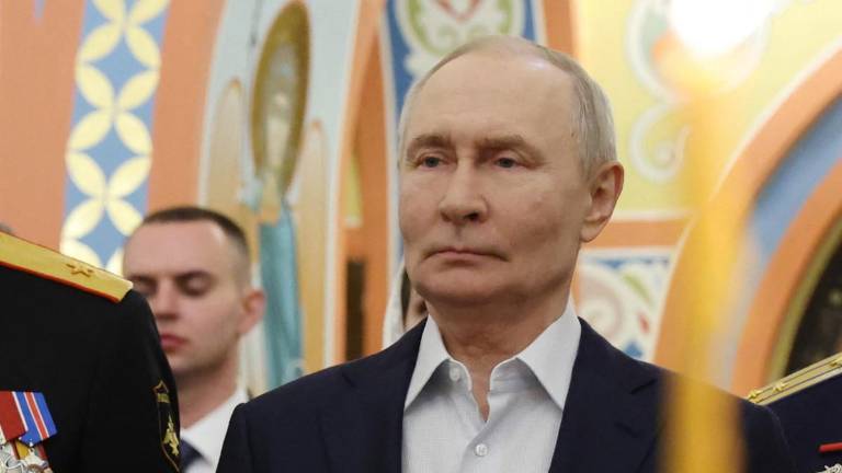 Rusia envía submarino para escoltar el petrolero que persigue EE.UU. y evadió un bloqueo frente a Venezuela